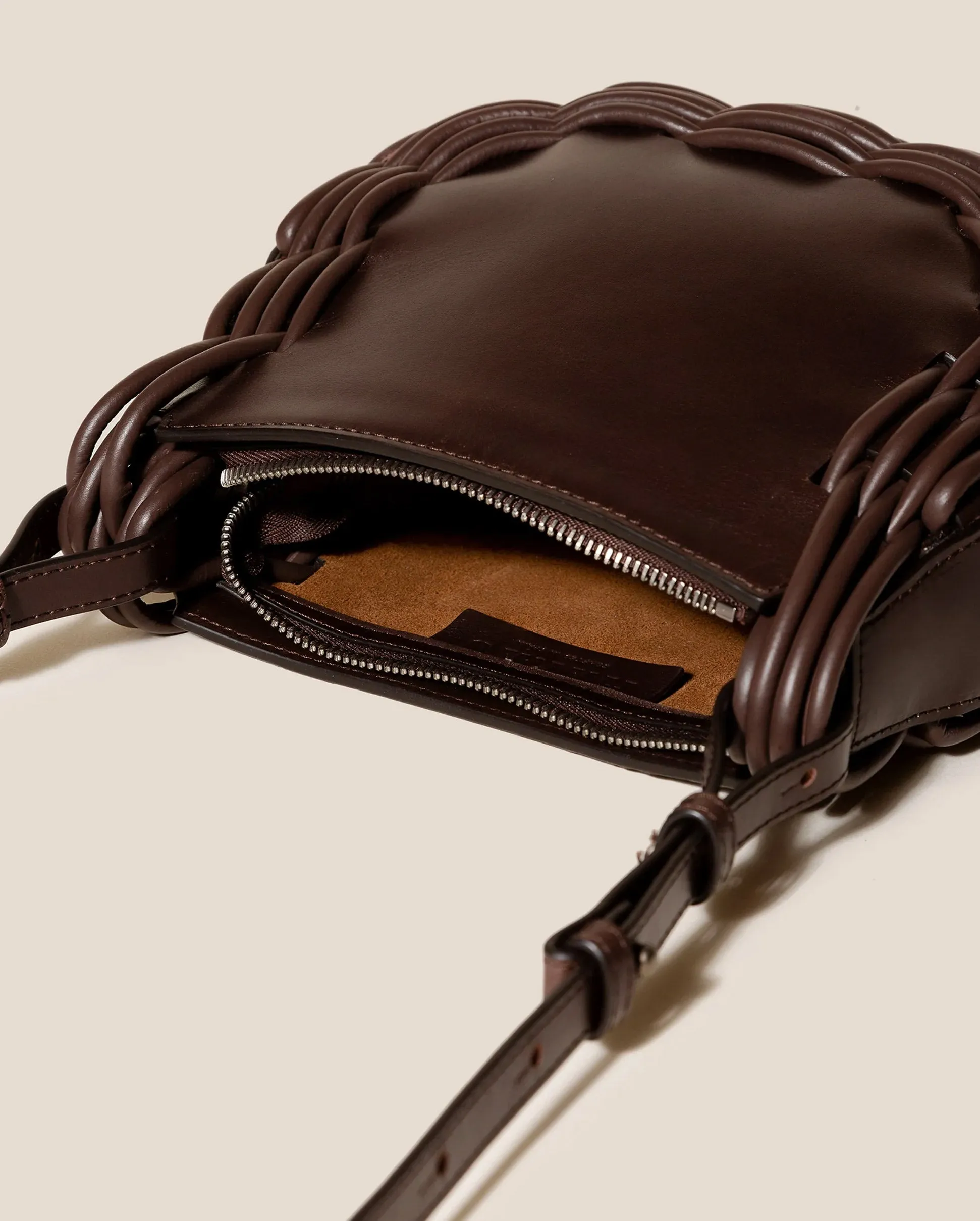 PINAR CROSSBODY BAG / BROWN